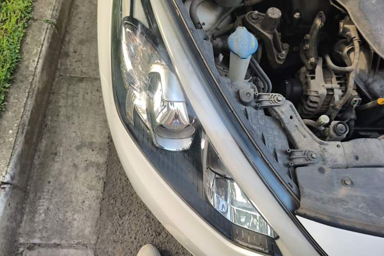 Used Kia K3 2013 1.6L Manual GL Right Front Headlight
