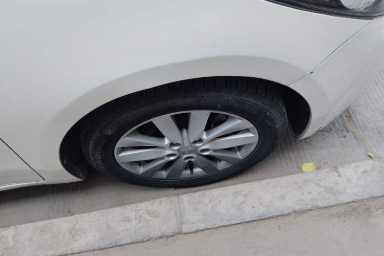 Used Kia K3 2013 1.6L Automatic GLS Right Front Wheel Hub