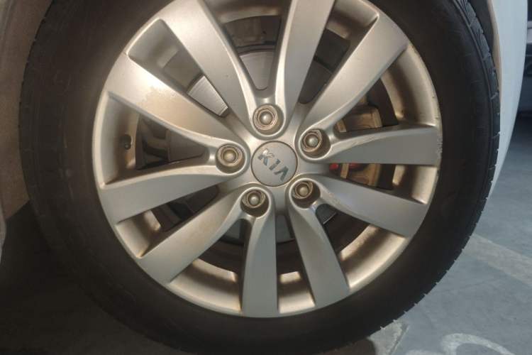 Used Kia K3 2013 1.6L Automatic GLS Right Front Wheel Hub