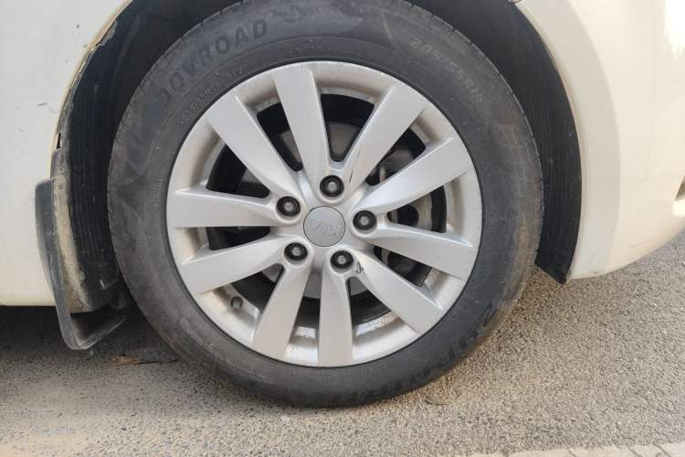 Used Kia K3 2013 1.6L Manual GLS Right Front Wheel Hub