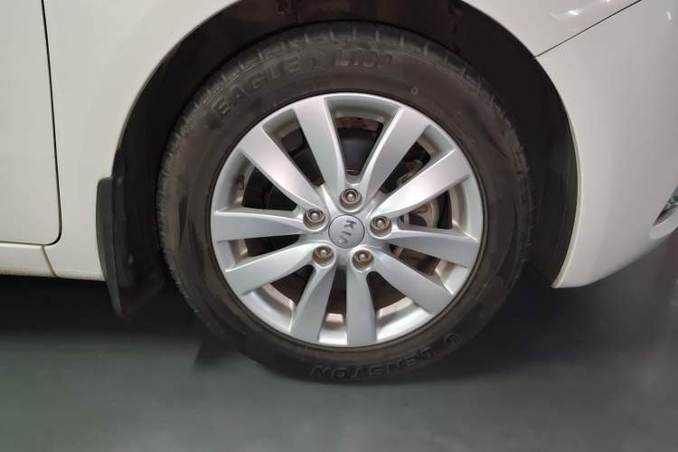 Used Kia K3 2013 1.6L Manual GLS Right Front Wheel Hub