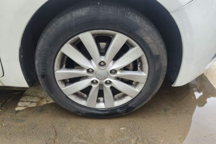 Used Kia K3 2013 1.6L Automatic GLS Right Front Wheel Hub