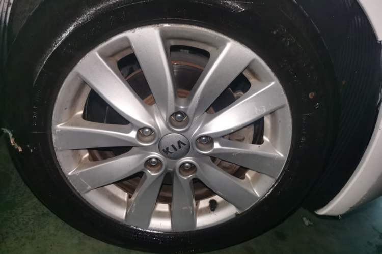 Used Kia K3 2013 1.6L Automatic GLS Right Front Wheel Hub