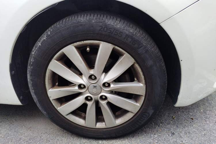 Used Kia K3 2013 1.6L Automatic DLX Right Front Wheel Hub