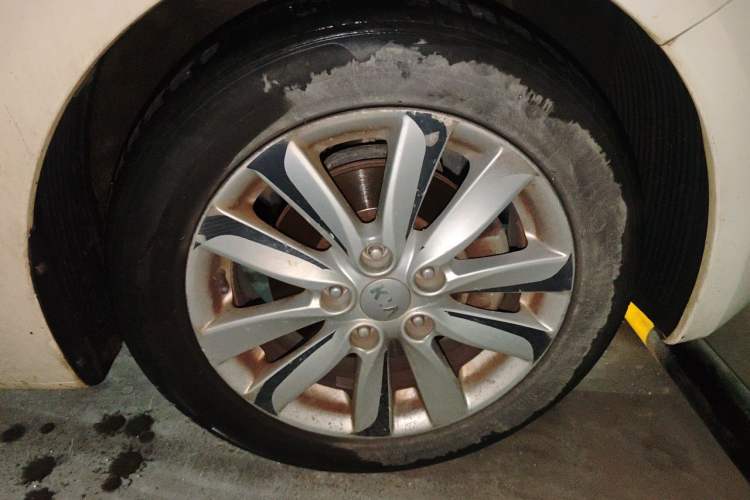 Used Kia K3 2013 1.6L Automatic GL Right Front Wheel Hub
