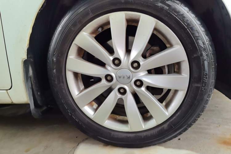Used Kia K3 2013 1.6L Automatic DLX Right Front Wheel Hub