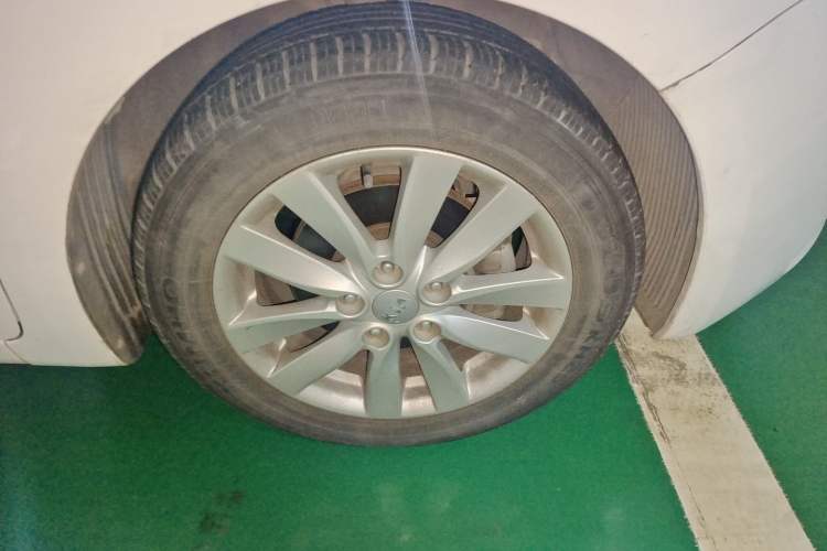 Used Kia K3 2013 1.6L Automatic GLS Right Front Wheel Hub