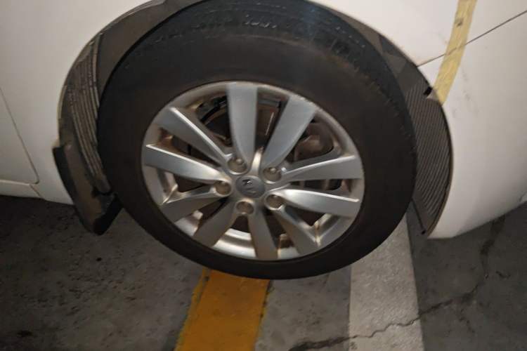 Used Kia K3 2013 1.6L Automatic GLS Right Front Wheel Hub