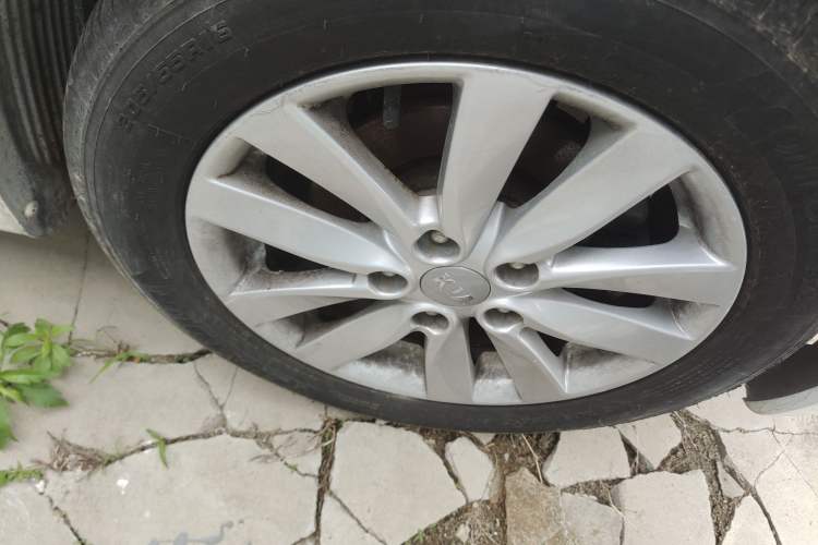 Used Kia K3 2013 1.6L Manual GLS Right Front Wheel Hub