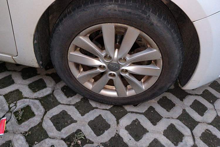 Used Kia K3 2013 1.6L Manual GLS Right Front Wheel Hub