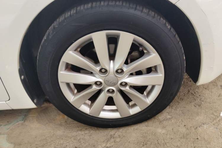 Used Kia K3 2013 1.6L Automatic GLS Right Front Wheel Hub