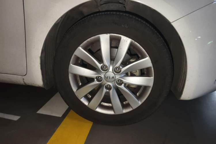 Used Kia K3 2013 1.6L Automatic DLX Right Front Wheel Hub