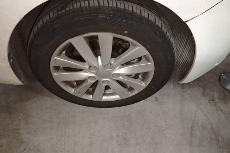 Used Kia K3 2013 1.6L Automatic GLS Right Front Wheel Hub