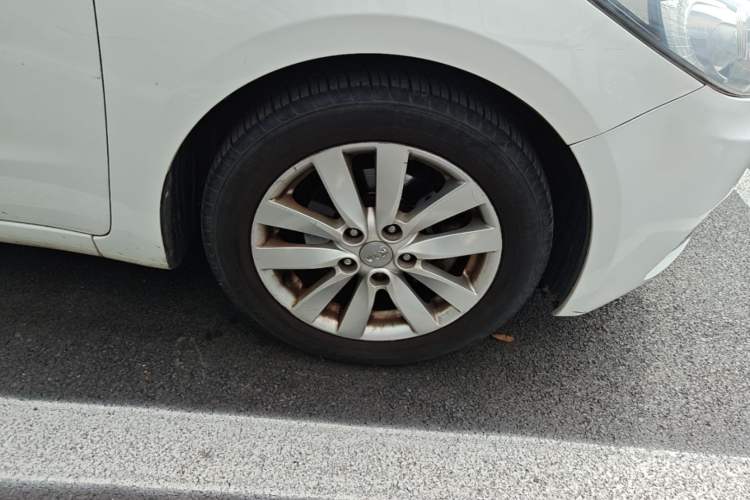 Used Kia K3 2013 1.6L Automatic GLS Right Front Wheel Hub