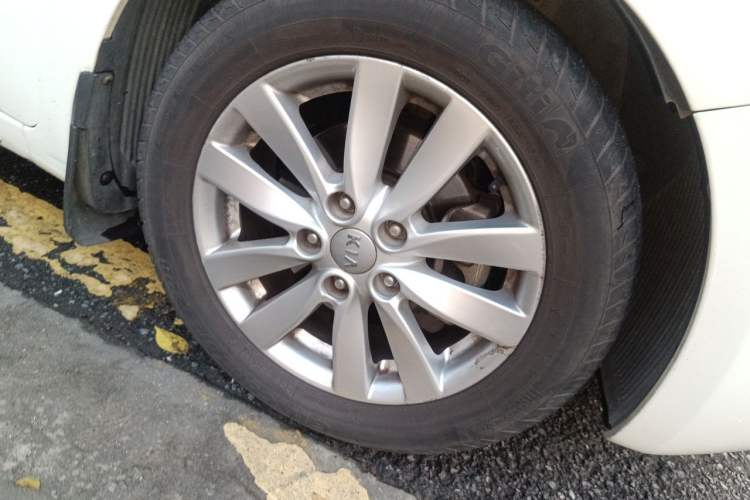 Used Kia K3 2013 1.6L Automatic GL Right Front Wheel Hub