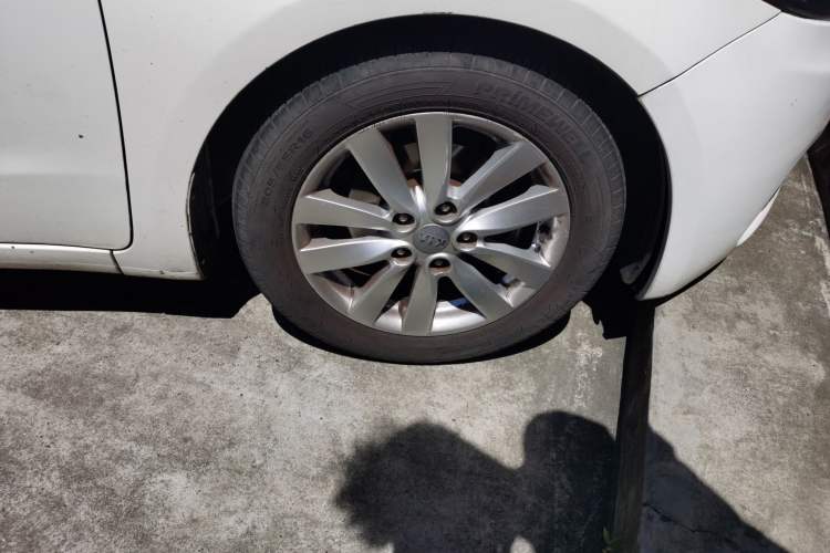 Used Kia K3 2013 1.6L Automatic GLS Right Front Wheel Hub