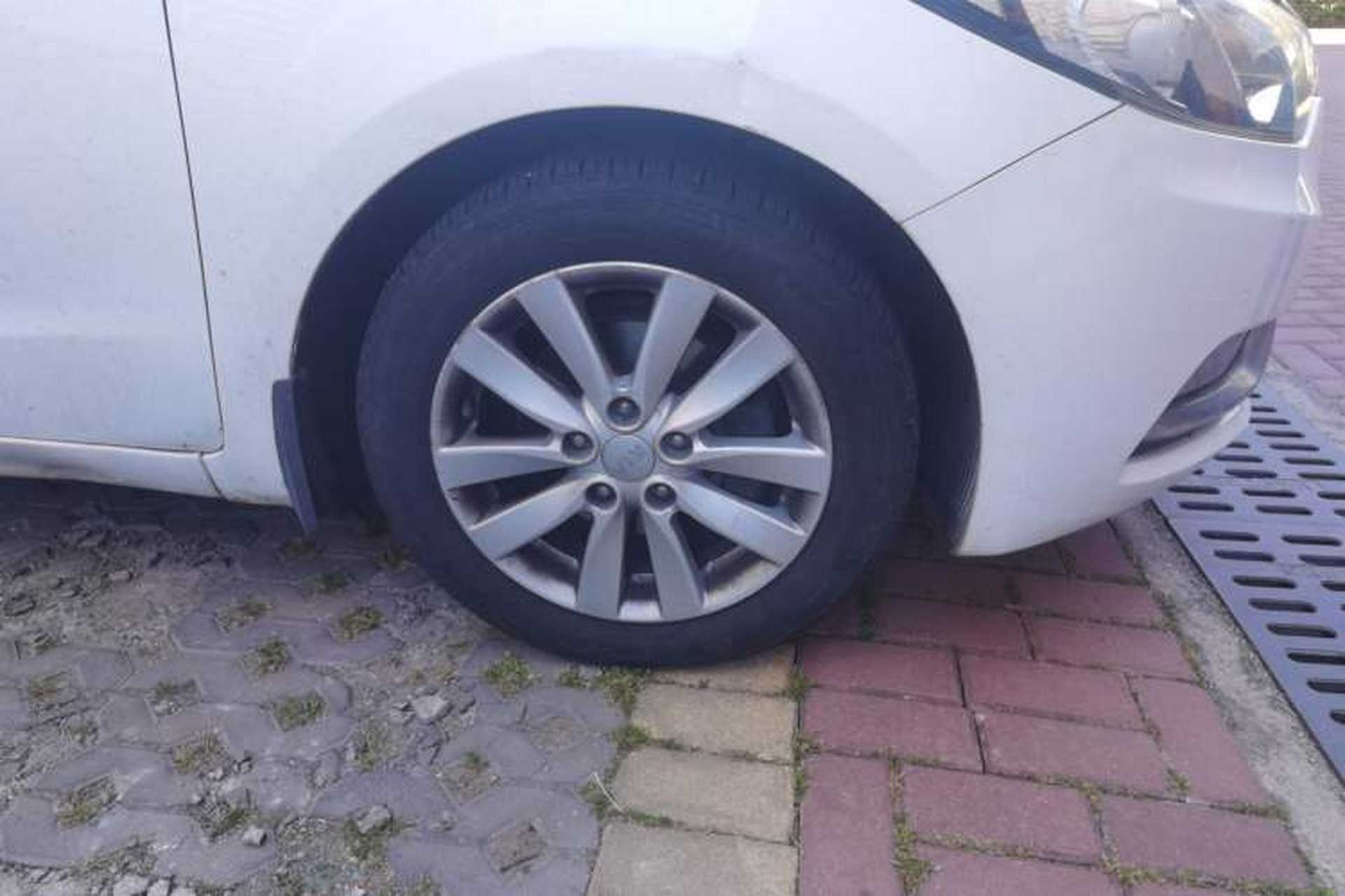 Used Kia K3 2013 1.6L Automatic GLS Right Front Wheel Hub