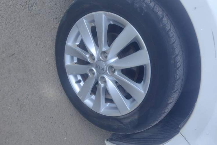 Used Kia K3 2013 1.6L Automatic GLS Right Front Wheel Hub