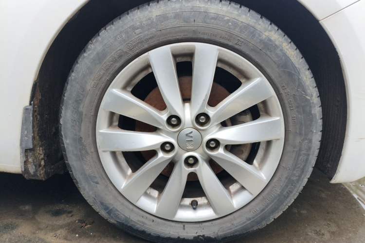Used Kia K3 2013 1.6L Automatic DLX Right Front Wheel Hub