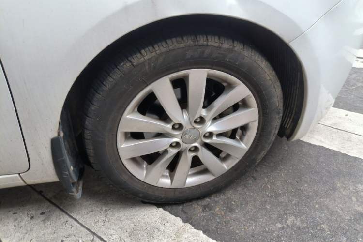 Used Kia K3 2013 1.6L Manual GLS Right Front Wheel Hub