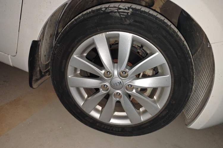 Used Kia K3 2013 1.6L Automatic DLX Right Front Wheel Hub