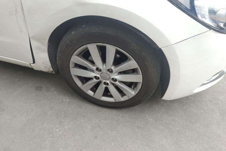 Used Kia K3 2013 1.6L Automatic GLS Right Front Wheel Hub