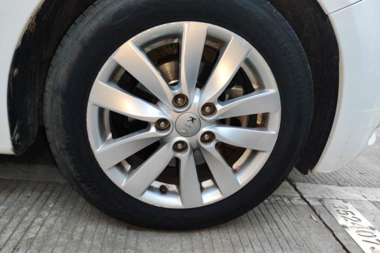 Used Kia K3 2013 1.6L Automatic DLX Right Front Wheel Hub