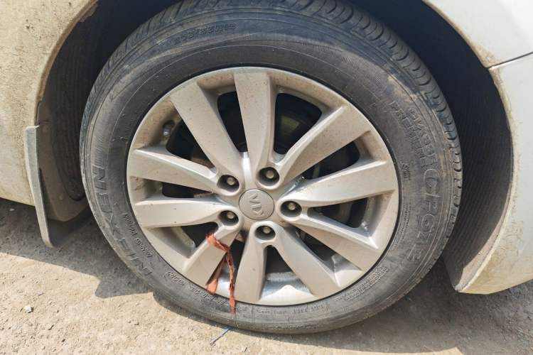 Used Kia K3 2013 1.6L Automatic GLS Right Front Wheel Hub