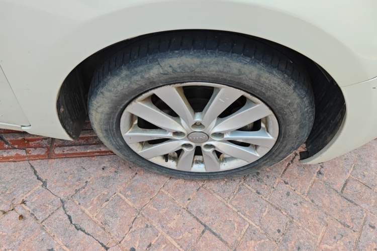 Used Kia K3 2013 1.6L Manual GLS Right Front Wheel Hub