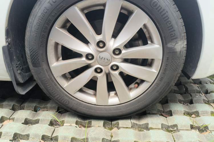 Used Kia K3 2013 1.6L Automatic DLX Right Front Wheel Hub
