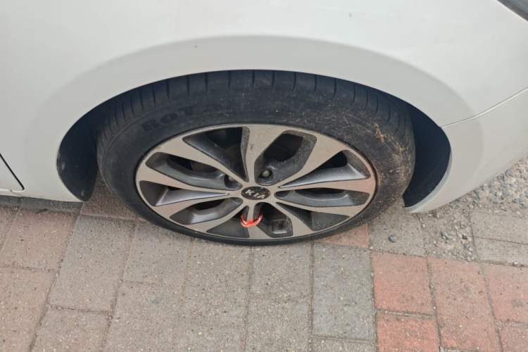 Used Kia K3 2013 1.6L Automatic Premium Right Front Wheel Hub
