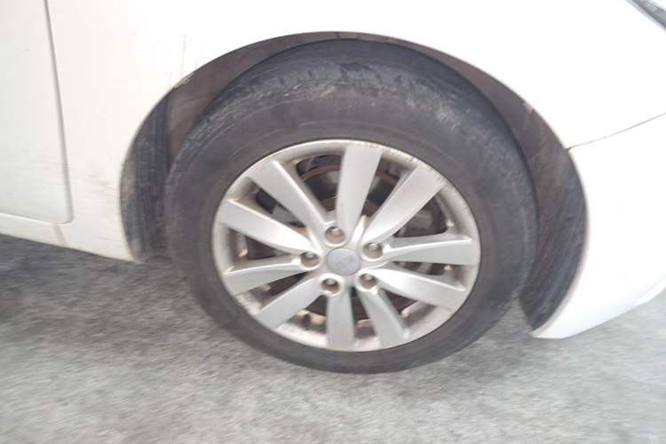 Used Kia K3 2013 1.6L Automatic GLS Right Front Wheel Hub