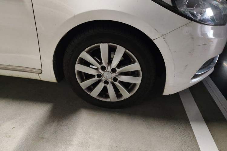 Used Kia K3 2013 1.6L Automatic DLX Right Front Wheel Hub