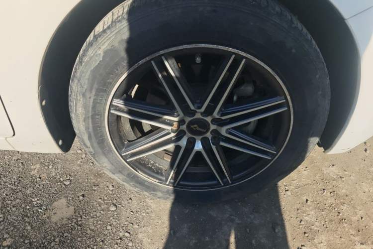 Used Kia K3 2013 1.6L Automatic GLS Right Front Wheel Hub