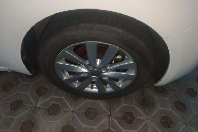 Used Kia K3 2013 1.6L Automatic GLS Right Front Wheel Hub