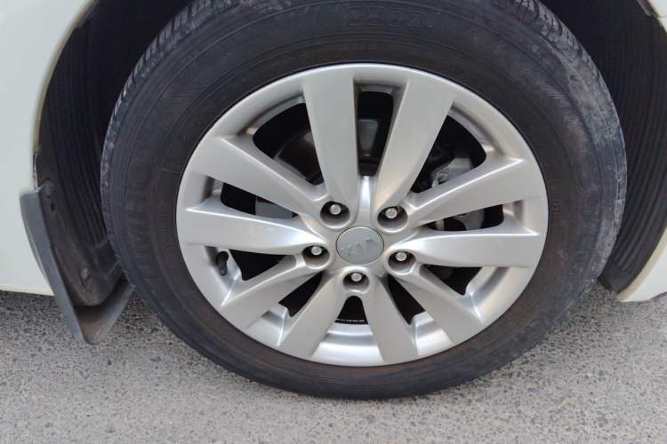 Used Kia K3 2013 1.6L Manual GLS Right Front Wheel Hub