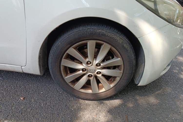 Used Kia K3 2013 1.6L Automatic GLS Right Front Wheel Hub