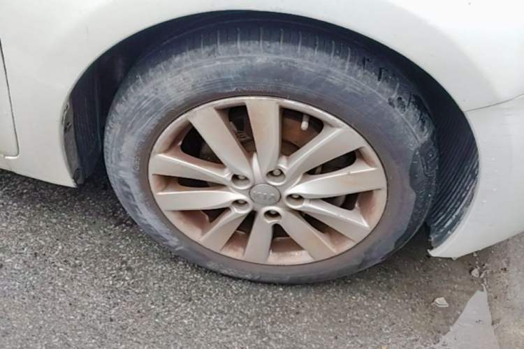 Used Kia K3 2013 1.6L Manual GLS Right Front Wheel Hub