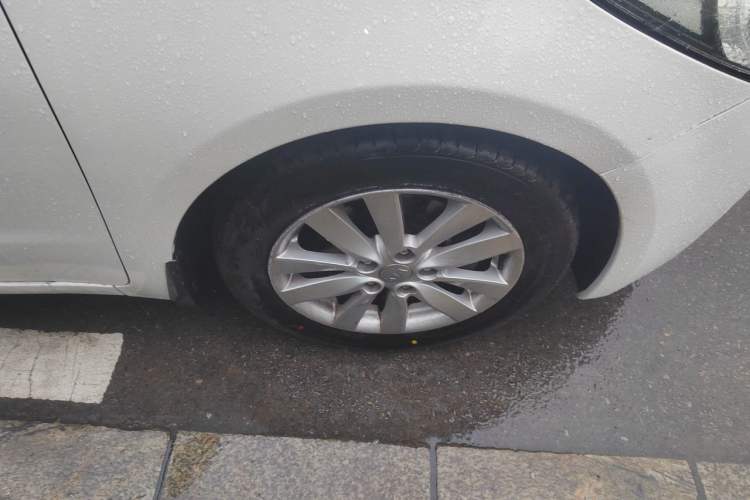 Used Kia K3 2013 1.6L Automatic GLS Right Front Wheel Hub