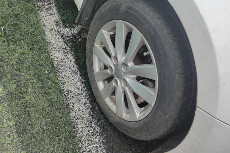 Used Kia K3 2013 1.6L Automatic GLS Right Front Wheel Hub