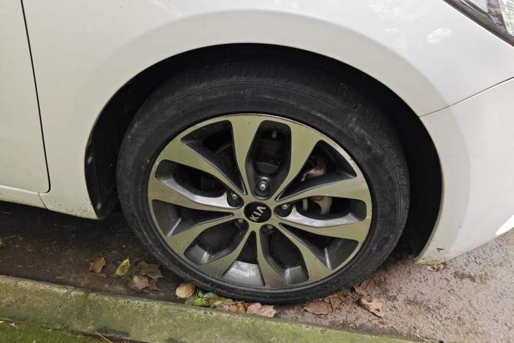 Used Kia K3 2013 1.6L Automatic Premium Right Front Wheel Hub