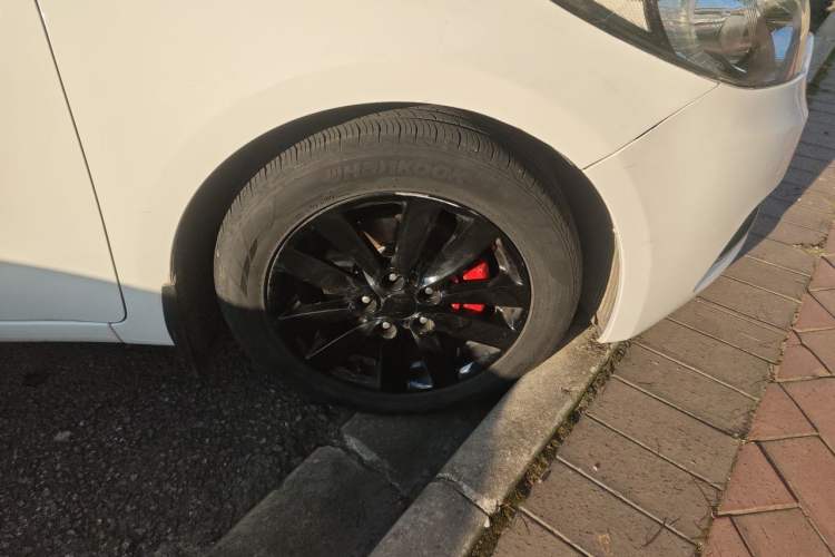 Used Kia K3 2013 1.6L Automatic GLS Right Front Wheel Hub