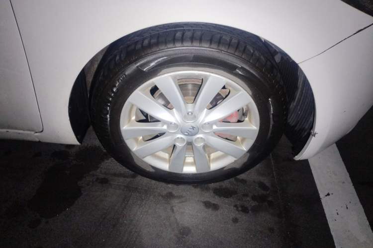 Used Kia K3 2013 1.6L Automatic GLS Right Front Wheel Hub