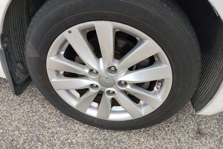Used Kia K3 2013 1.6L Automatic DLX Right Front Wheel Hub
