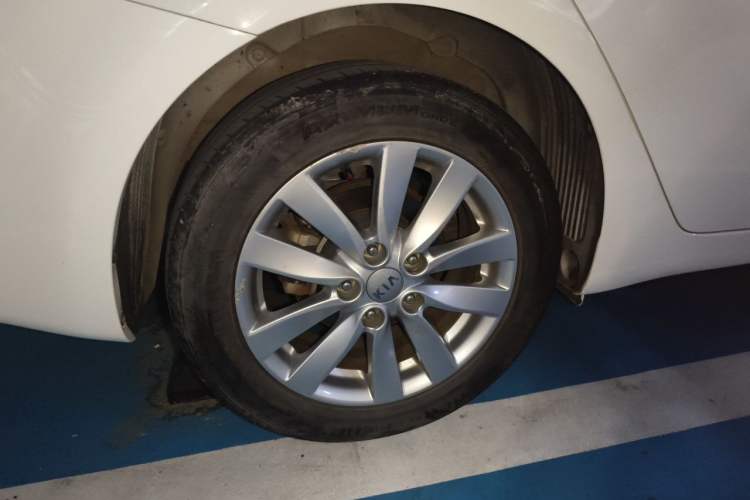 Used Kia K3 2013 1.6L Automatic GL Right Front Wheel Hub