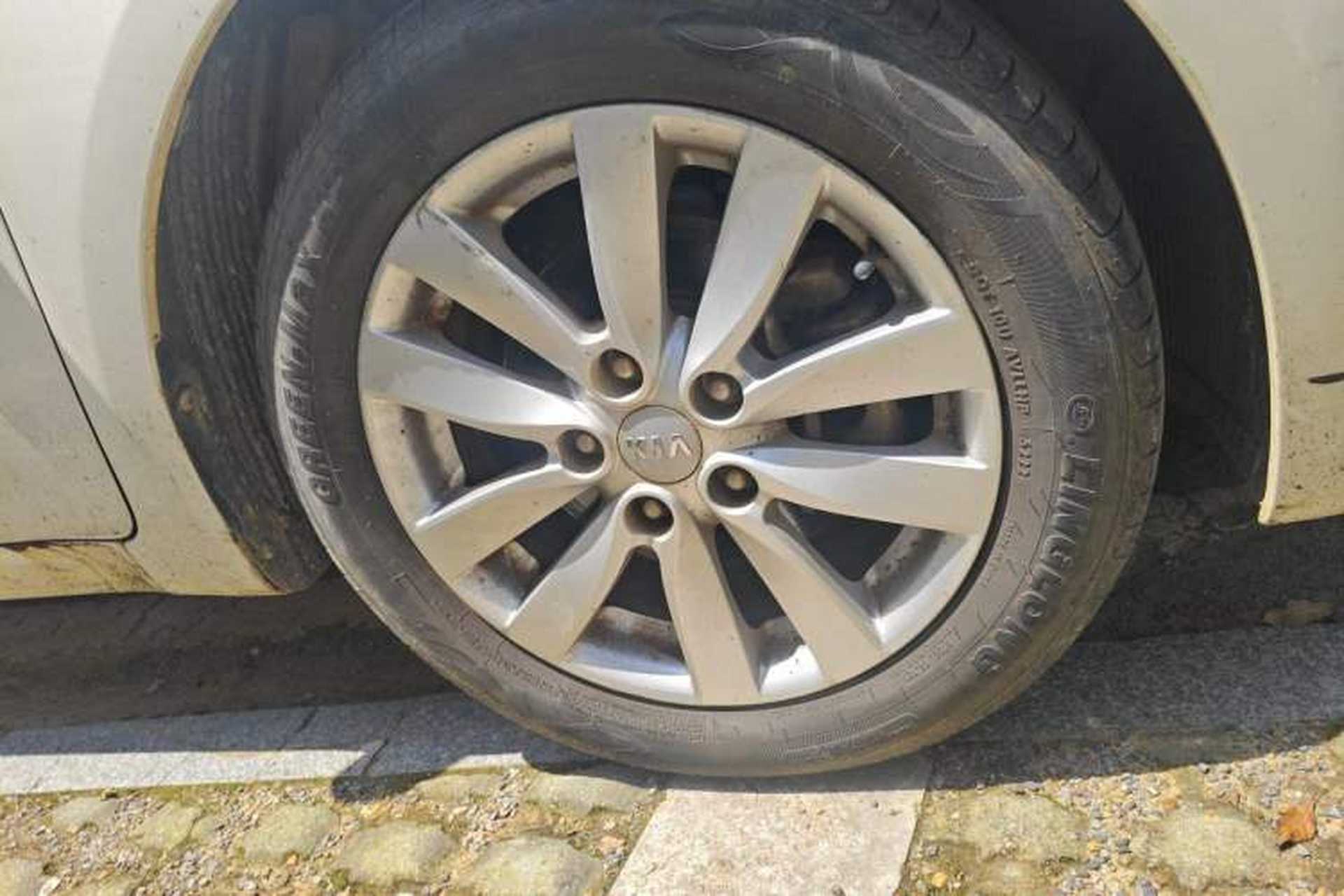 Used Kia K3 2013 1.6L Automatic GL Right Front Wheel Hub