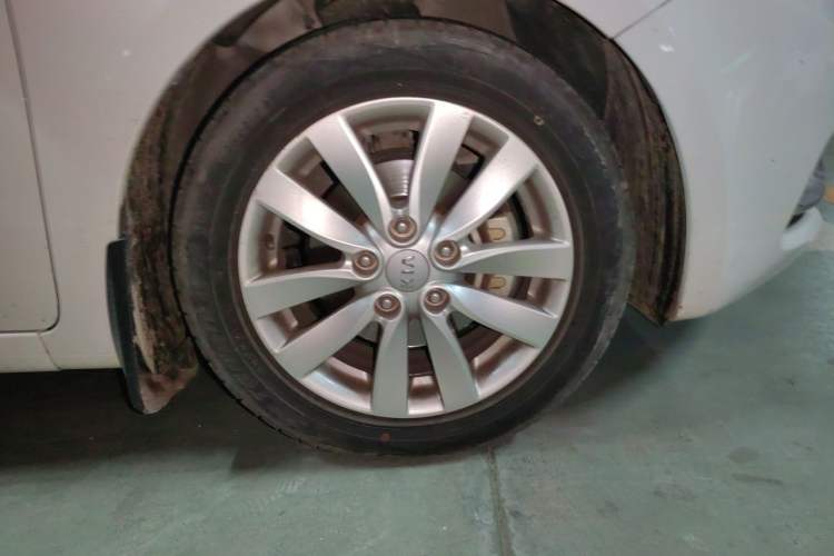 Used Kia K3 2013 1.6L Automatic GL Right Front Wheel Hub