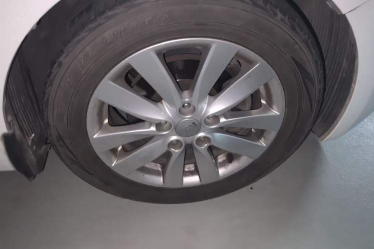 Used Kia K3 2013 1.6L Manual GLS Right Front Wheel Hub