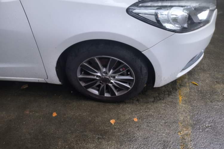 Used Kia K3 2013 1.6L Manual GLS Right Front Wheel Hub