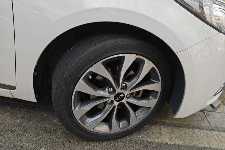 Used Kia K3 2013 1.6L Automatic GLS Right Front Wheel Hub
